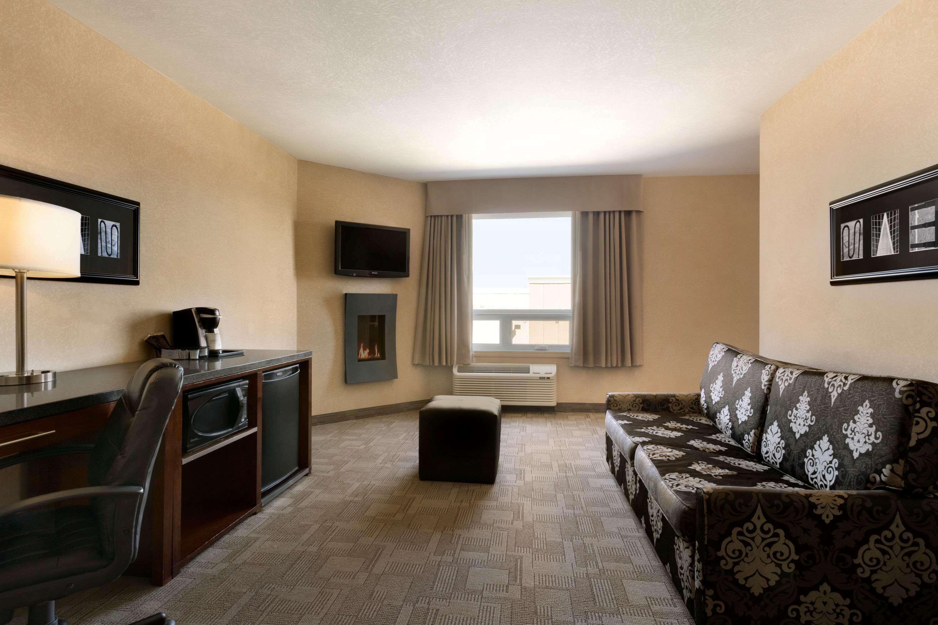 Days Inn By Wyndham Regina Airport West Екстериор снимка