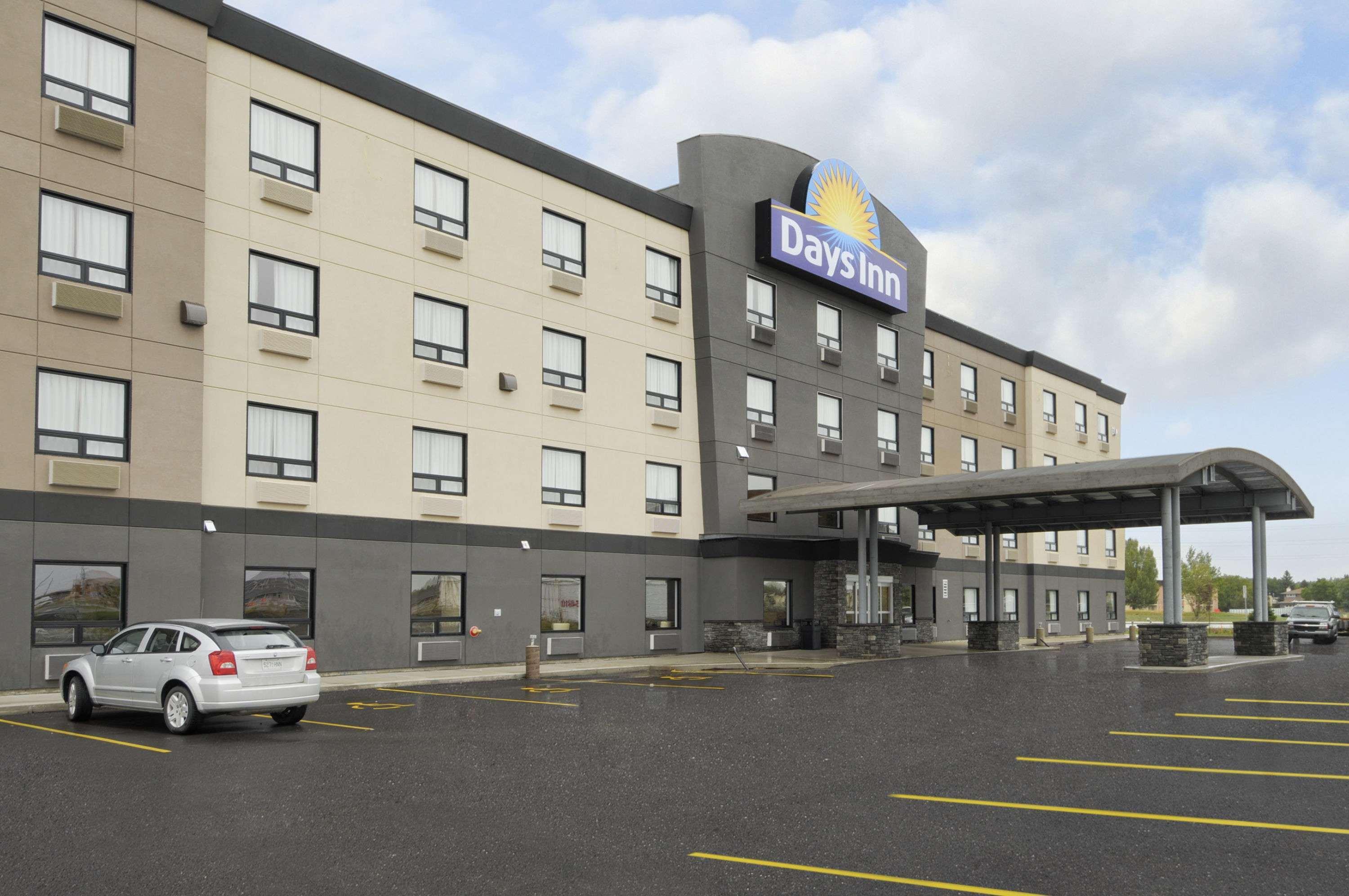 Days Inn By Wyndham Regina Airport West Екстериор снимка