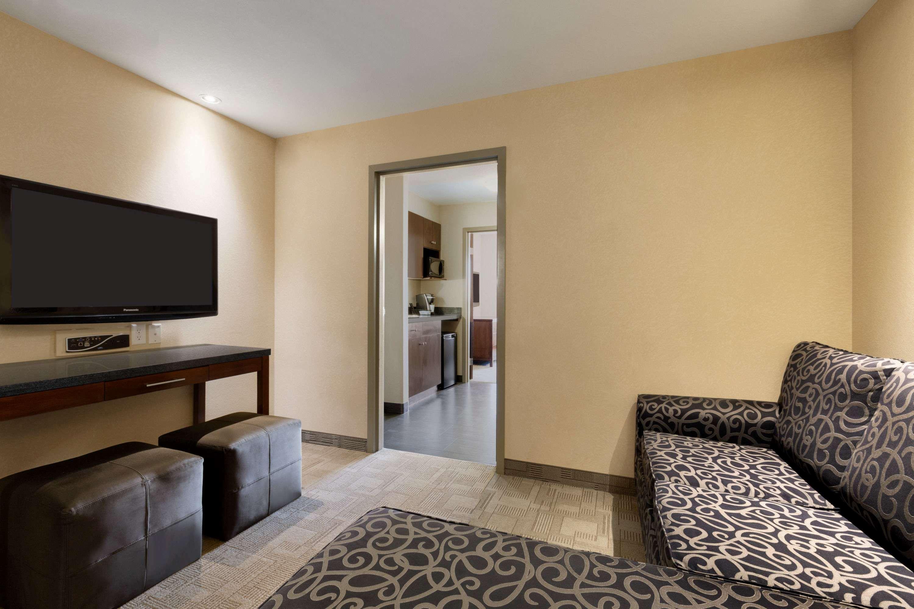 Days Inn By Wyndham Regina Airport West Екстериор снимка