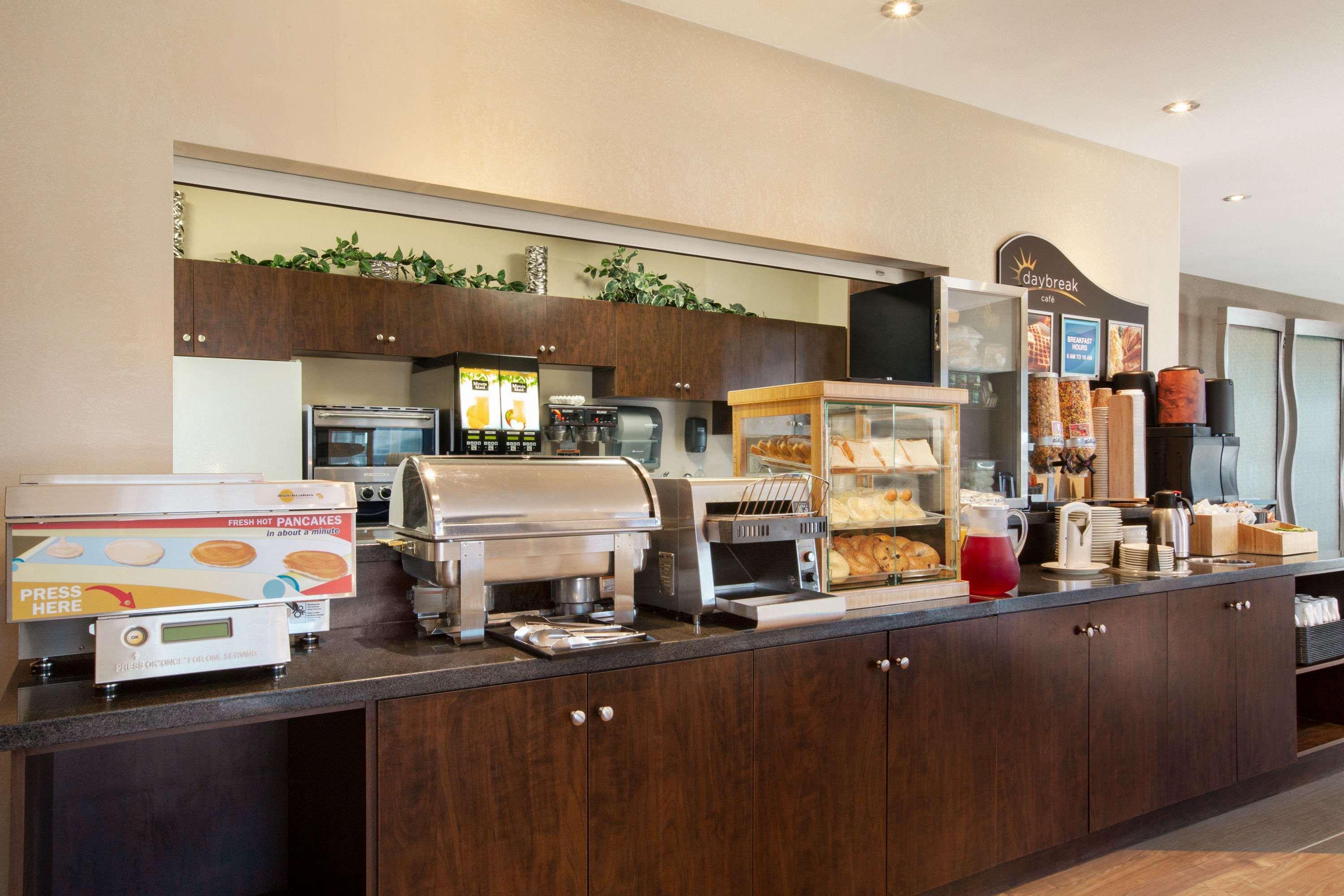 Days Inn By Wyndham Regina Airport West Екстериор снимка