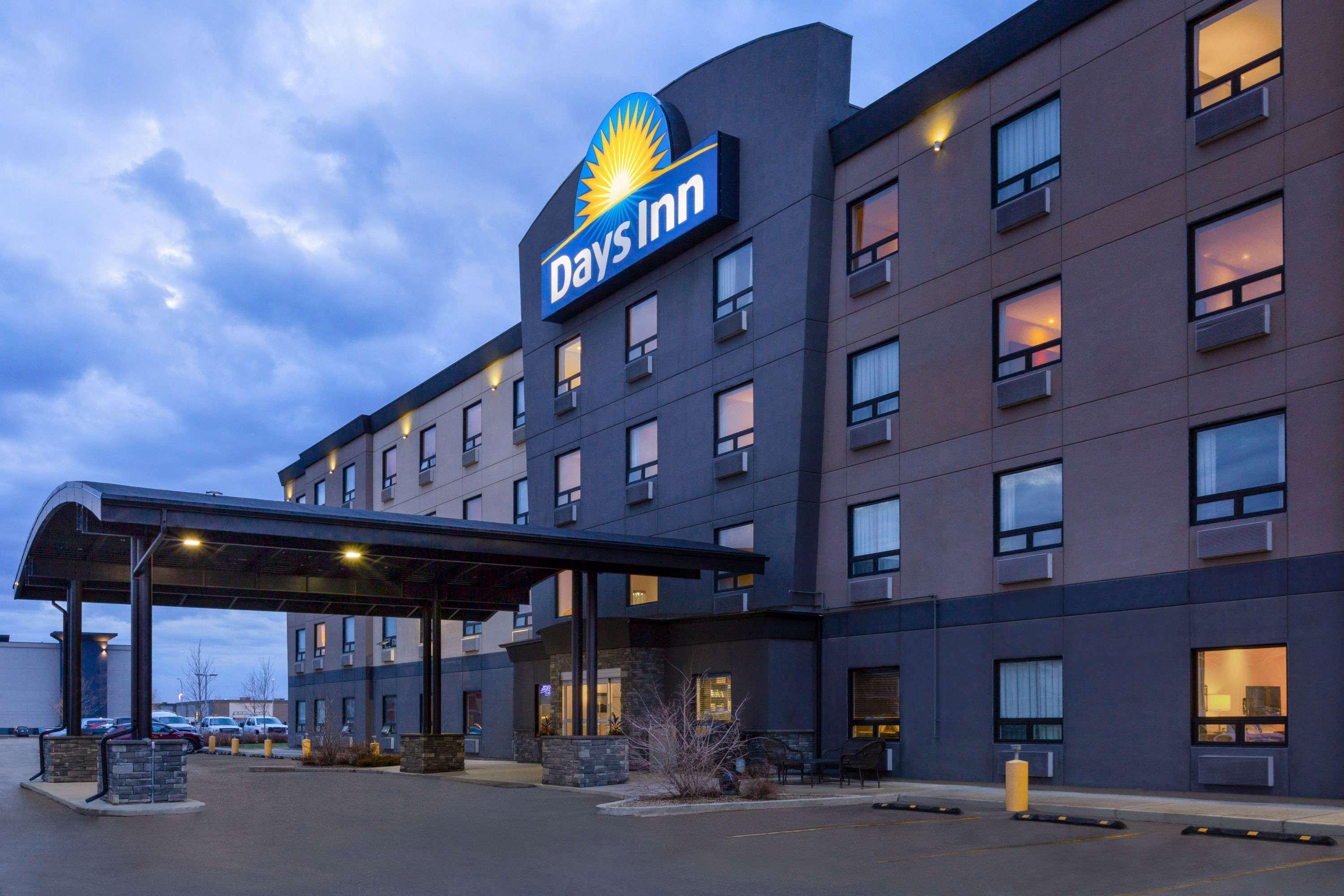 Days Inn By Wyndham Regina Airport West Екстериор снимка