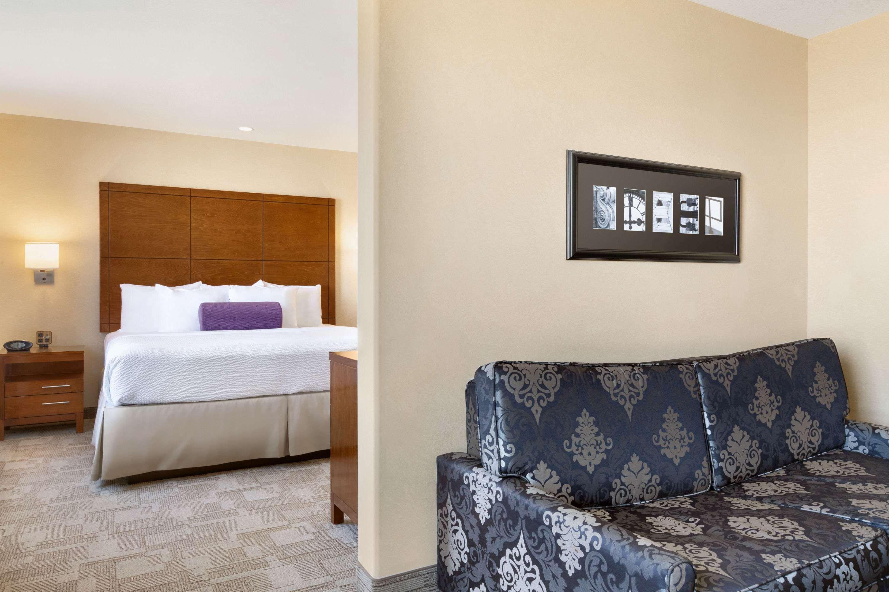 Days Inn By Wyndham Regina Airport West Екстериор снимка