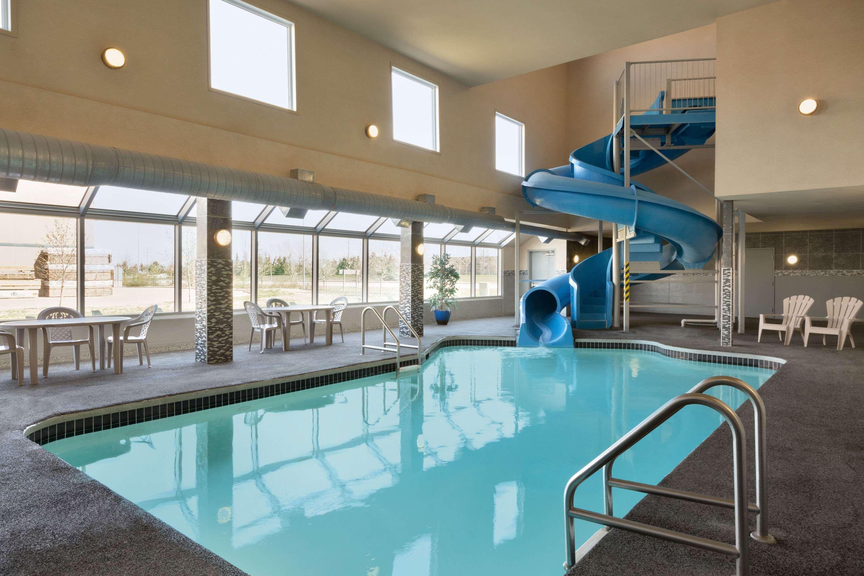 Days Inn By Wyndham Regina Airport West Екстериор снимка