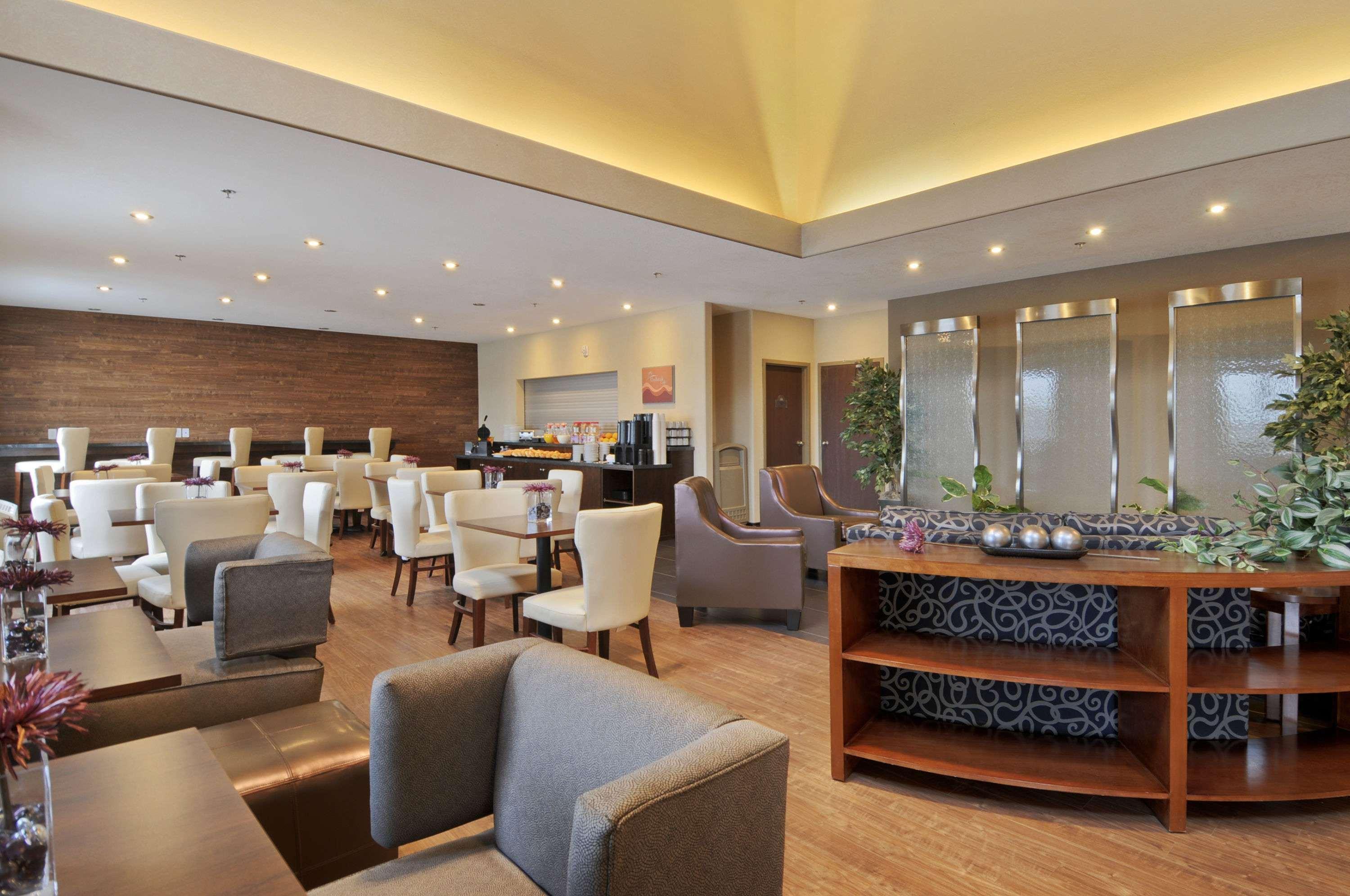 Days Inn By Wyndham Regina Airport West Ресторант снимка