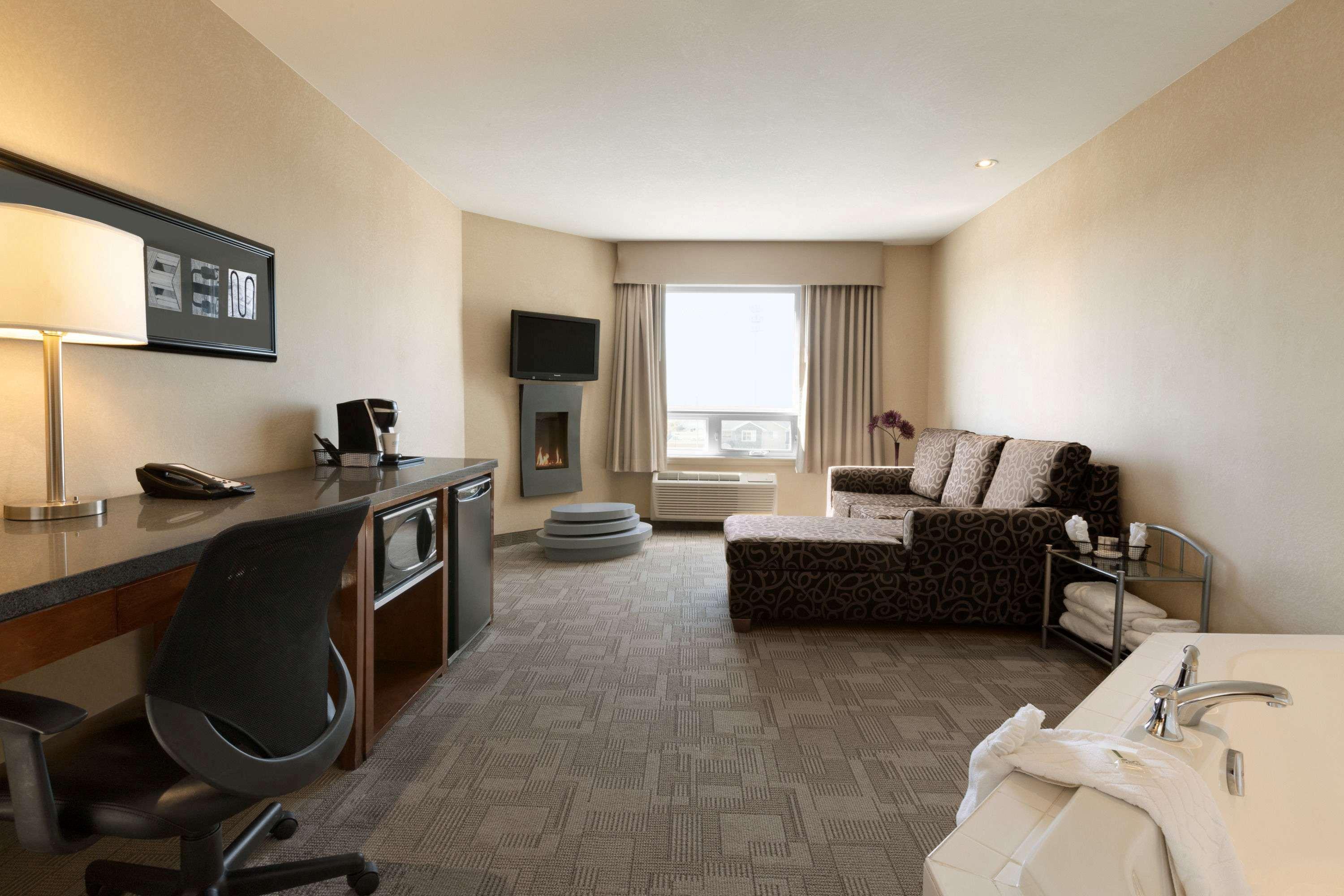 Days Inn By Wyndham Regina Airport West Екстериор снимка