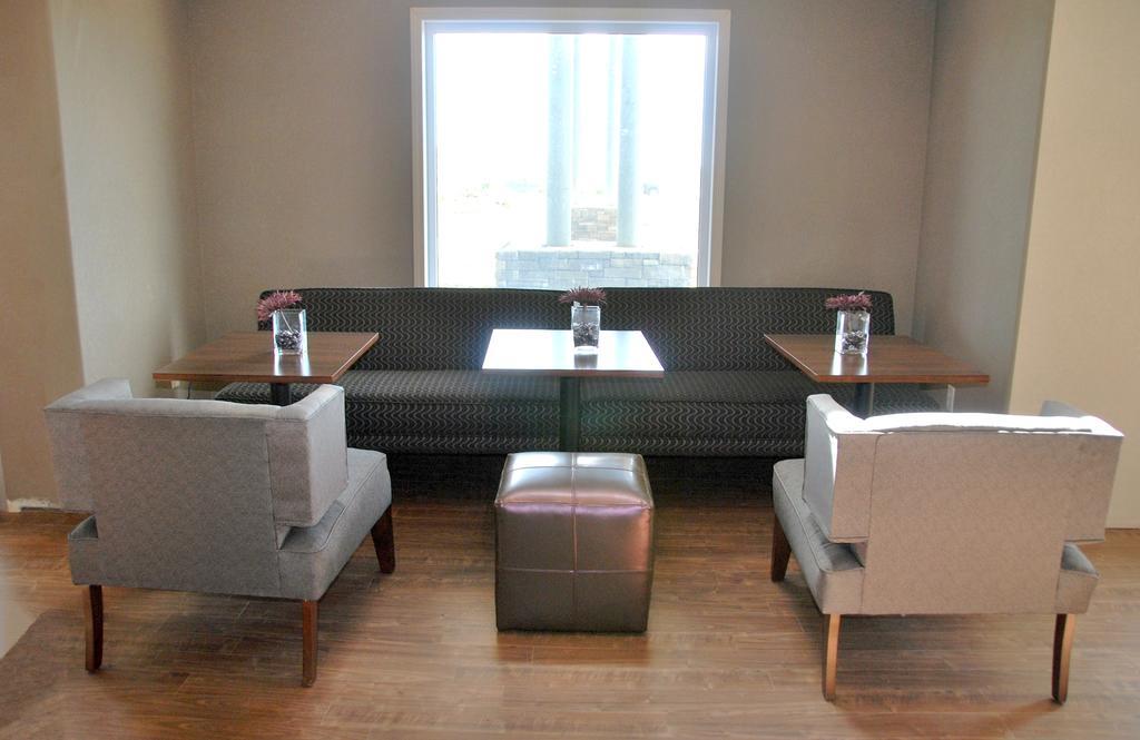 Days Inn By Wyndham Regina Airport West Екстериор снимка